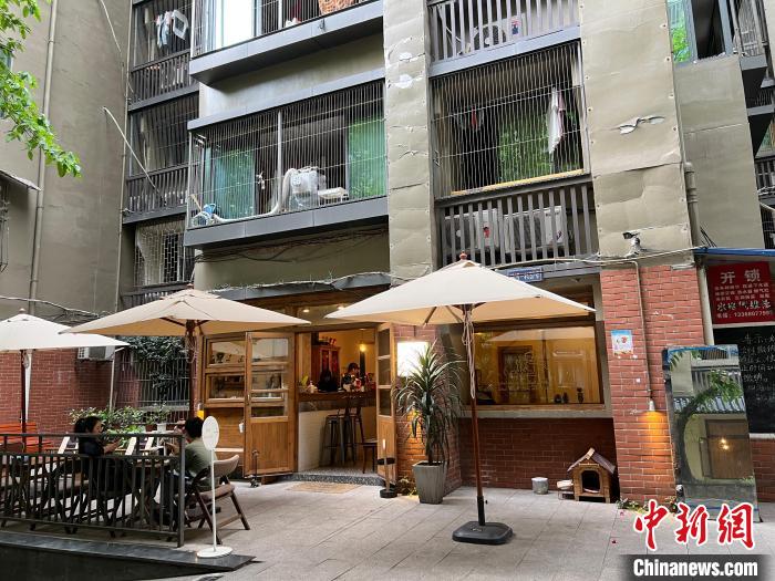 圖為開在居民樓里的臺式風味美食店鋪。　鐘旖 攝