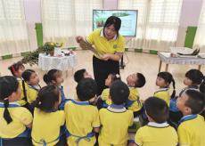 安徽廬江：幼兒包粽子 傳承千年香