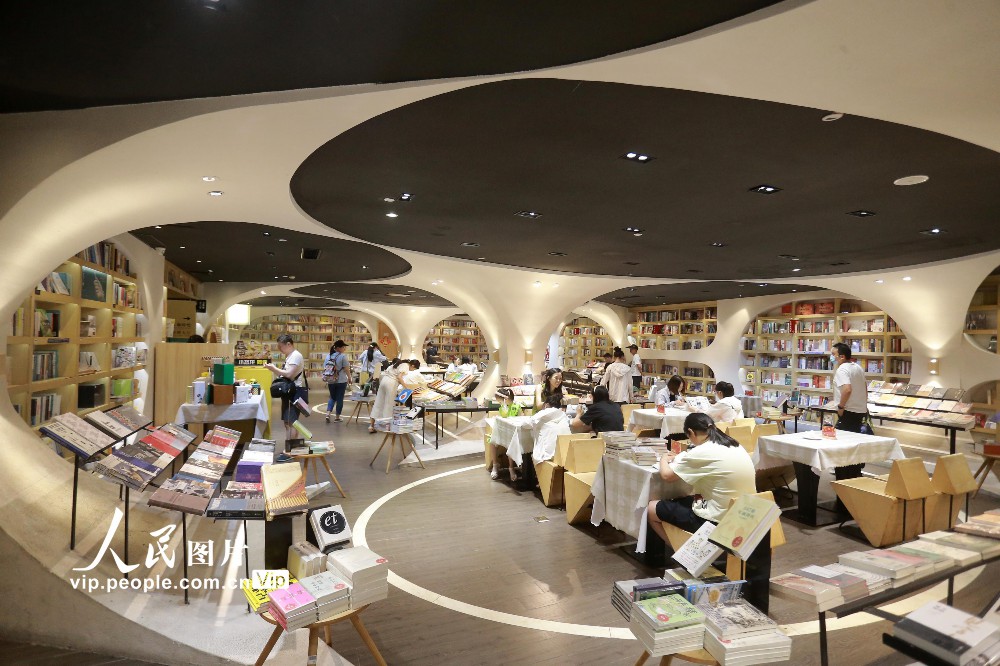 6月22日，讀者在鐘書(shū)閣揚(yáng)州珍園店內(nèi)閱讀。