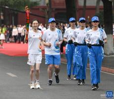 成都大運(yùn)會火炬?zhèn)鬟f成都站舉行