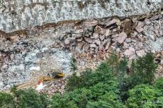 湖北五峰山體滑坡現(xiàn)場直擊：爭分奪秒搜救 仍有7人失聯(lián)