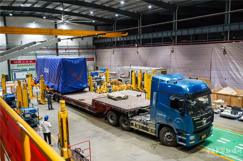 全球首輛氫能源智軌電車在湖南株洲順利裝運發(fā)車，將“出?！瘪R來西亞。受訪單位供圖