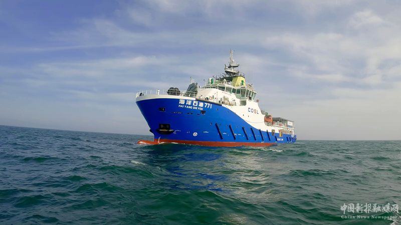 “海洋石油771”正在布放“海脈”。受訪者供圖