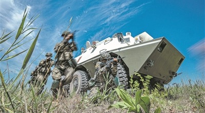 日前，武警天津總隊機動支隊組織綜合演練。 蔡志存攝