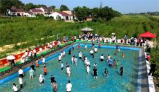 安徽廬江：摸魚比賽游客樂