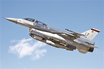 上圖:新加坡空軍F-16戰(zhàn)斗機。