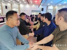 湖北沙洋縣長中教聯(lián)體舉行同伴互助暨青藍工程結隊儀式