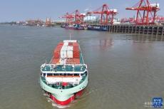 漢江首艘純電動集裝箱示范船在武漢首航