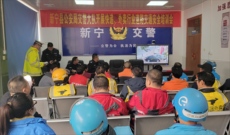 新寧交警為快遞、外賣小哥送上交通安全知識“硬餐”