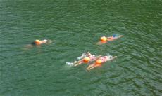 冬泳愛好者迎初雪