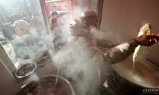 直擊甘肅臨夏抗震救災(zāi)：愛心企業(yè)制作暖心拉面