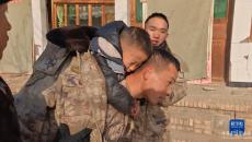 解放軍和武警部隊(duì)出動(dòng)多支力量投入抗震救災(zāi)