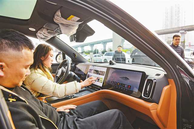 12月26日，AITO授權(quán)用戶中心，不少消費者前來咨詢了解AITO問界M9。 記者 張錦輝 攝/視覺重慶