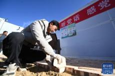 甘肅重災(zāi)鄉(xiāng)鎮(zhèn)群眾有序搬入安置板房