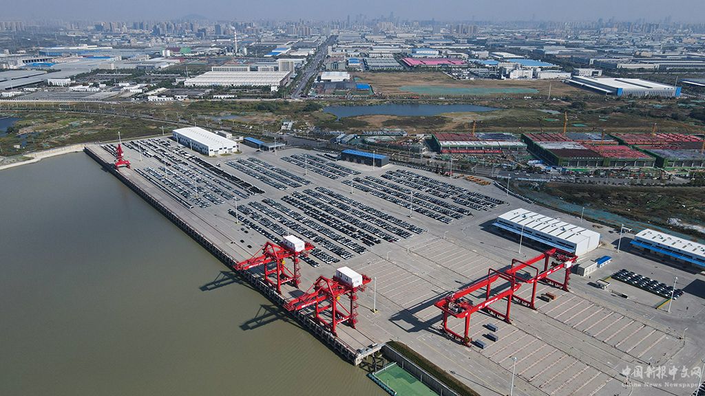 這是2022年10月11日拍攝的安徽合肥派河國際綜合物流園港區(qū)碼頭（無人機照片）。新華社記者 杜宇 攝