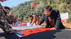 教師進村寫春聯(lián) 助力山鄉(xiāng)年味濃