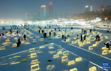 哈爾濱：松花江上“冰光秀場(chǎng)”引客來