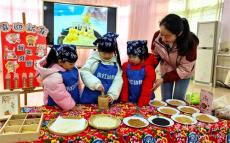 安徽廬江：萌娃打糍粑 臘月年味濃