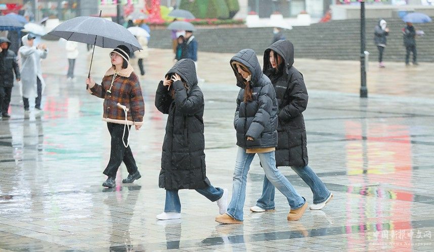 一月二十一日，渝中區(qū)解放碑，外出的市民紛紛添衣抵御寒冷。特約攝影 鐘志兵／視覺(jué)重慶