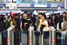 鐵路迎來(lái)春運(yùn)節(jié)前售票高峰 累計(jì)發(fā)售春運(yùn)車(chē)票6108萬(wàn)張