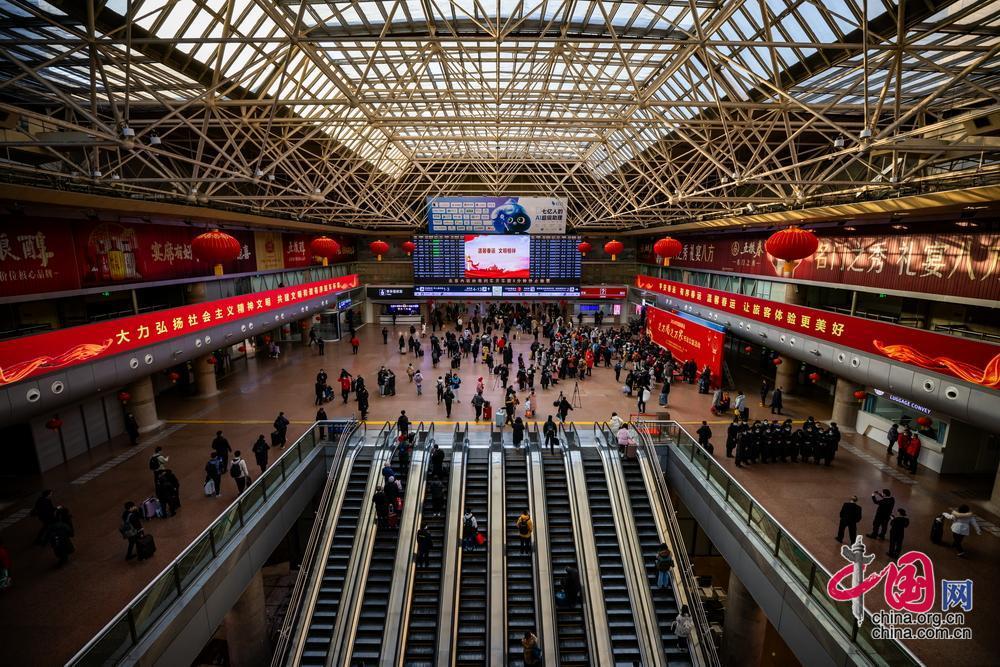 2024年春運首日，乘客在北京西站有序進站。中國網記者 鄭亮攝