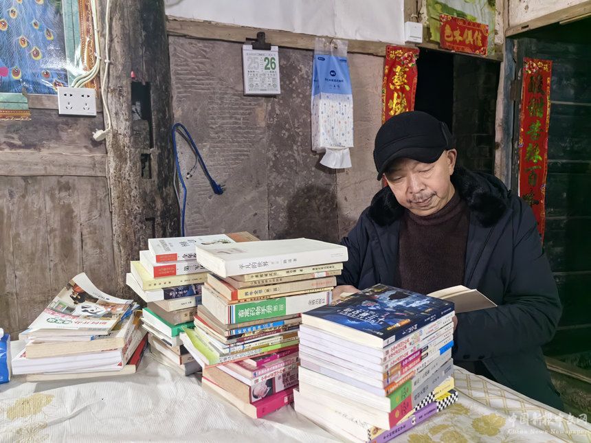 王治倫在家整理翻閱書籍。徐雯瑄攝