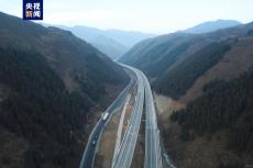 歷經(jīng)八年建設(shè)木寨嶺隧道貫通 G75蘭海高速全線通車(chē)