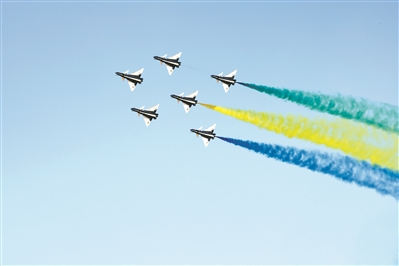 適應(yīng)性訓(xùn)練中空軍八一飛行表演隊殲-10表演機在空中拉出彩煙。王曉東攝