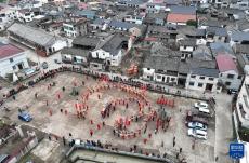 浙江諸暨：舞龍燈 迎大年[組圖]