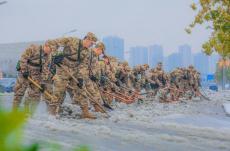 武警部隊官兵積極投入雨雪冰凍災(zāi)害搶險救援