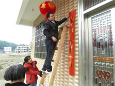 貼春聯(lián)、掛燈籠，喜迎新年（圖片新聞）