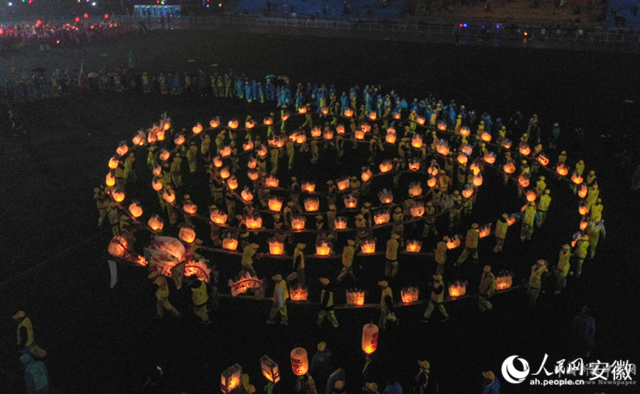 總長220米的板龍燈。人民網(wǎng)記者 張俊攝