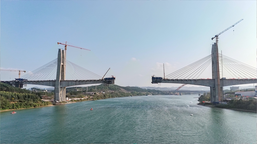 南深高鐵南玉段六律邕江特大橋施工現(xiàn)場。韋建松攝