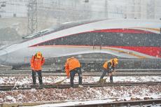 河南鄭州：雪中堅守保障春運暢通