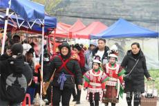 貴州凱里：苗寨蘆笙響?“流動(dòng)集市”旺