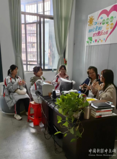 千紅萬紫安排著  只待新雷第一聲