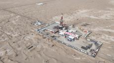 我國在大漠腹地打出首口萬米深井