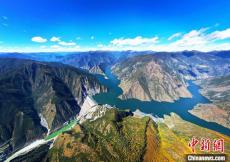 雅礱江流域水風光一體化基地累計發(fā)電量突破1萬億千瓦時