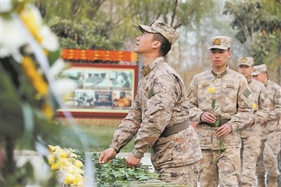 第83集團(tuán)軍“楊根思部隊(duì)”組織官兵緬懷特級(jí)英雄楊根思。圖為官兵向楊根思雕像獻(xiàn)花。周西委攝