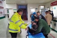 武岡交警警車開道護(hù)送受傷老人就醫(yī)，上演“生命時(shí)速”！