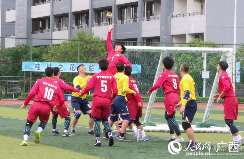 搶花炮比賽。人民網(wǎng)記者 覃心攝