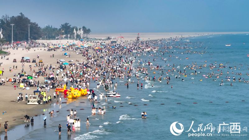 “三月三”期間，北海銀灘迎來大批游客。人民網(wǎng) 雷琦竣攝