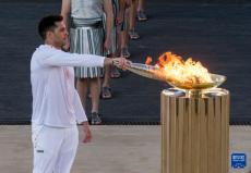 巴黎奧運(yùn)會火種完成交接