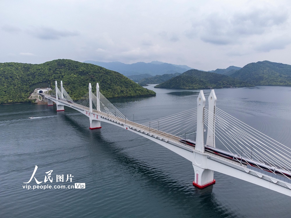 2024年4月26日，兩輛分別從池州站和黃山西站發(fā)車的高鐵列車在安徽省黃山市黃山區(qū)太平湖特大橋交會。