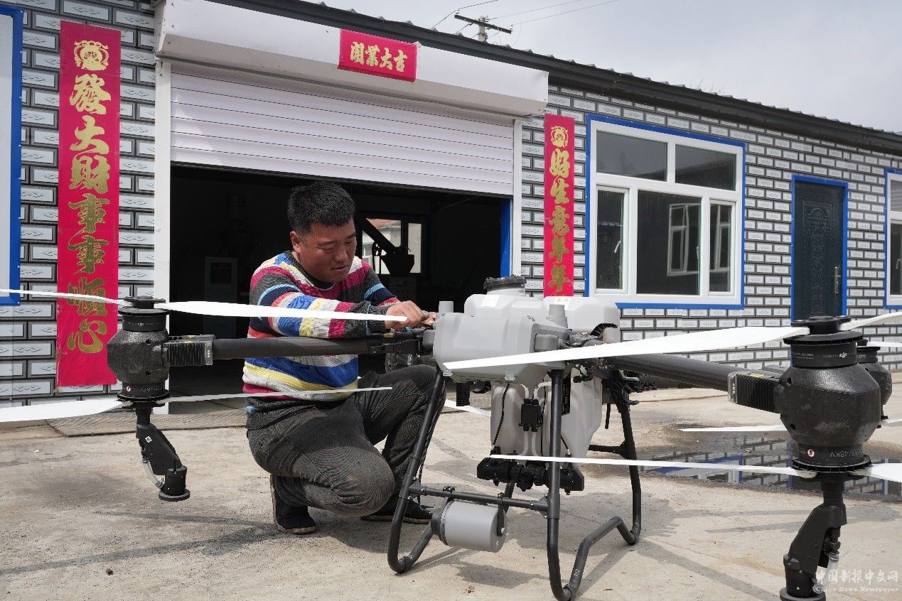 韓春明正在檢修維護(hù)植保無(wú)人機(jī)。程禹然攝