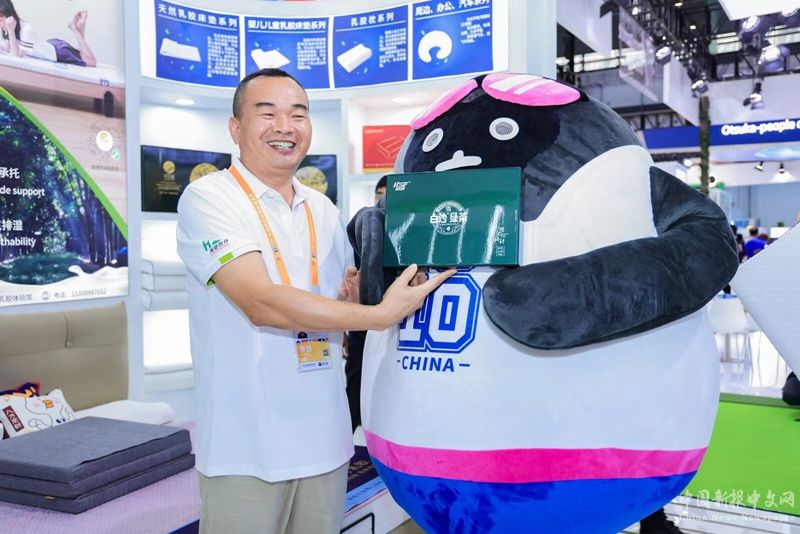海墾熱作集團(tuán)黨委書記、董事長李豫和消博會吉祥物一起推介“海墾好物”。海墾熱作集團(tuán)供圖