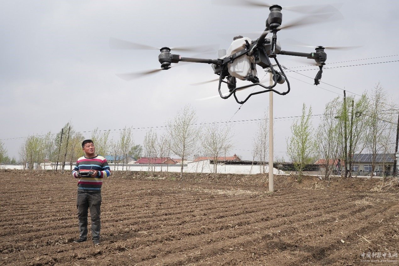 韓春明向記者展示植保無人機作業(yè)。程禹然攝