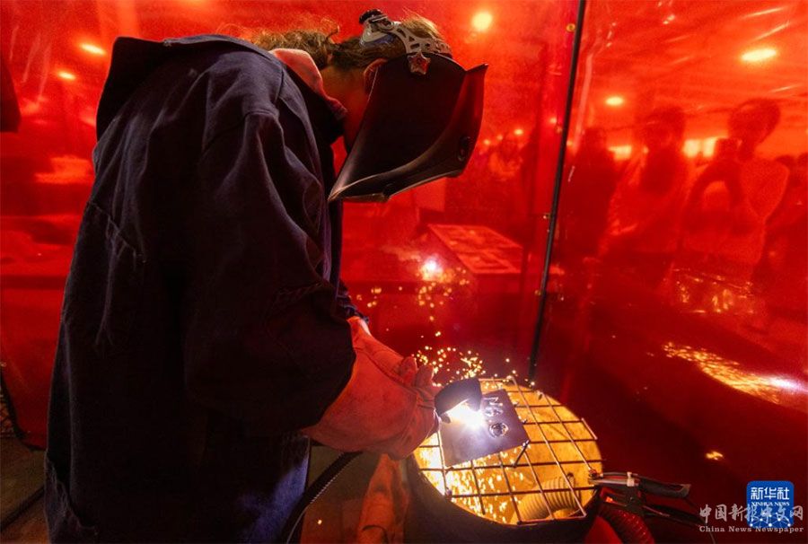 5月6日，在加拿大多倫多舉行的安大略省學(xué)生技能大賽中，一名學(xué)生練習(xí)等離子切割。新華社發(fā)（鄒崢攝）
