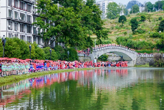 苗族姑娘與阿哥齊聚綏寧縣城的巫水畫(huà)廊。綏寧宣傳部供圖