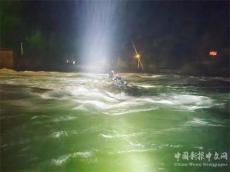 貴州施秉：釣魚少年被困河中 消防隊員緊急營救